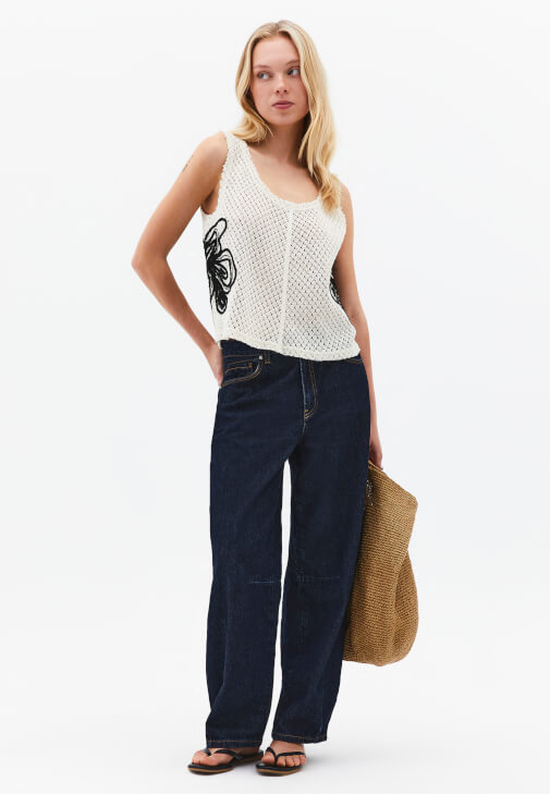 Ajurlu Atlet ve Barrel-Fit Denim Kombini