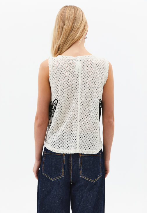 Ajurlu Atlet ve Barrel-Fit Denim Kombini