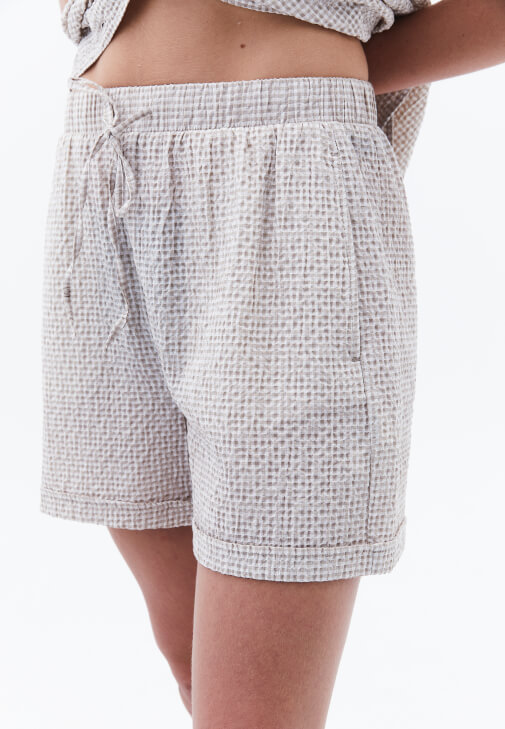 Şort ve Düğmeli Gömlek Kombini