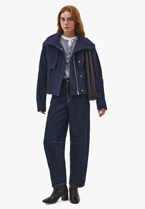  Kemerli Trençkot ve Barrel-Fit Pantolon Kombini