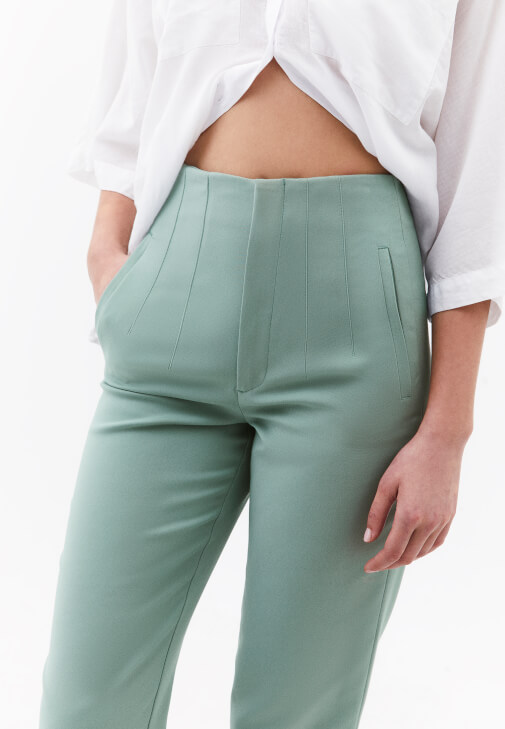 Carrot-Fit Pantolon ve Gömlek Kombini