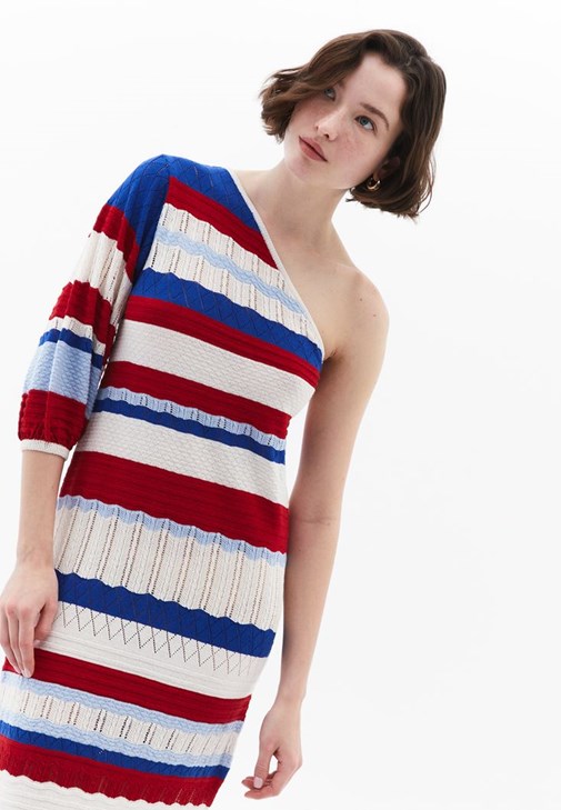 Çizgili Triko Elbise ve File Ayakkabı Kombini