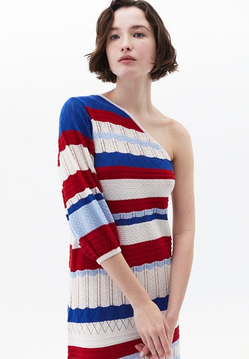 Çizgili Triko Elbise ve File Ayakkabı Kombini