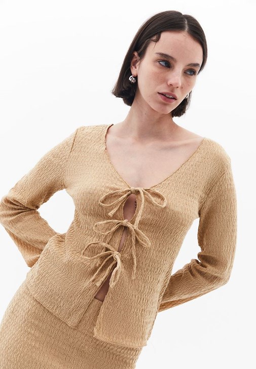 Bağlama Detaylı Top ve Yırtmaçlı Etek Kombini