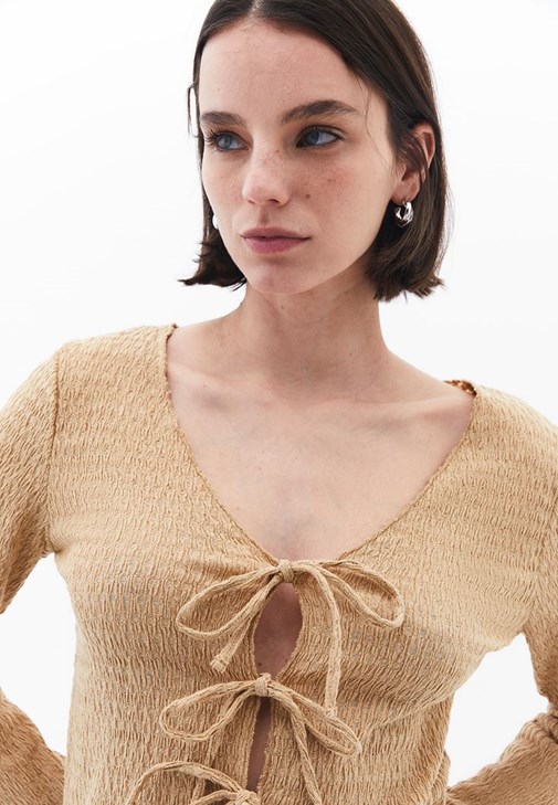 Bağlama Detaylı Top ve Yırtmaçlı Etek Kombini