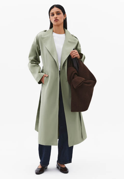  Trençkot ve Denim Pantolon Kombini