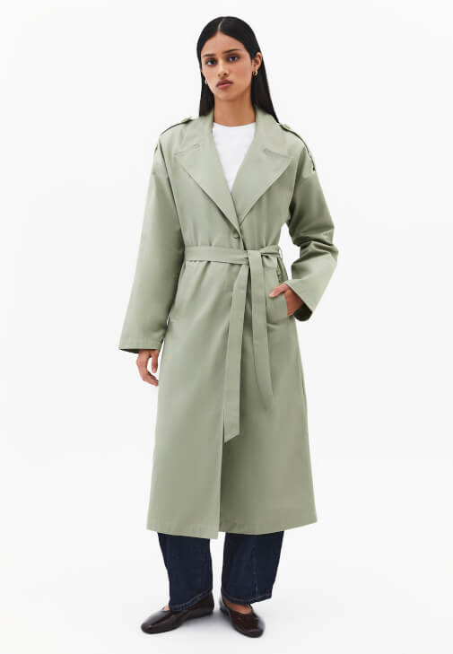 Trençkot ve Denim Pantolon Kombini