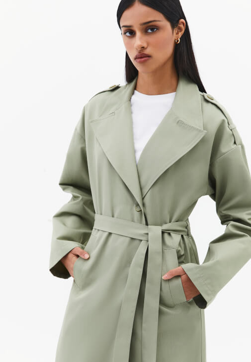 Trençkot ve Denim Pantolon Kombini