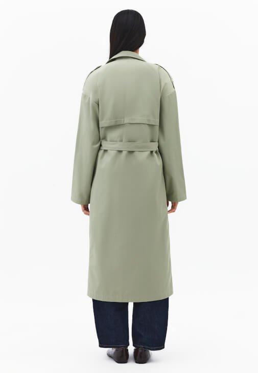 Trençkot ve Denim Pantolon Kombini