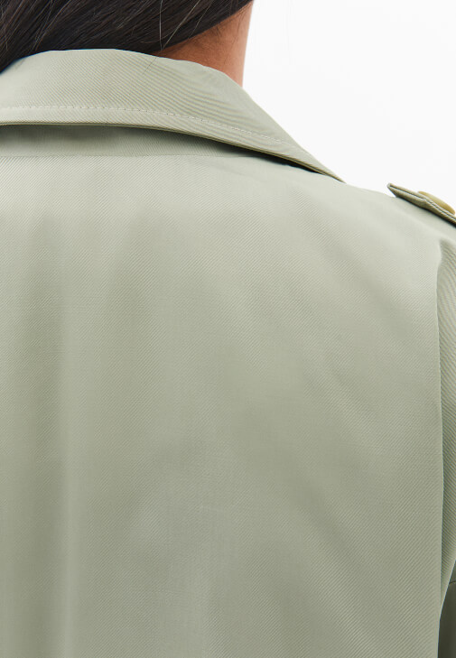 Trençkot ve Denim Pantolon Kombini