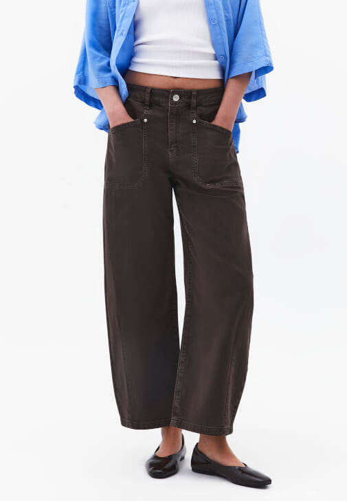 Barrel-Fit Pantolon ve Süet Ceket Kombini