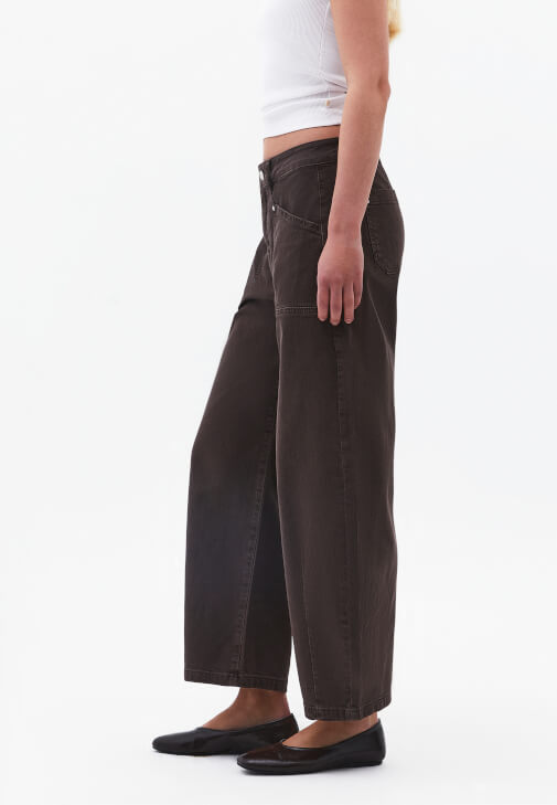 Barrel-Fit Pantolon ve Süet Ceket Kombini