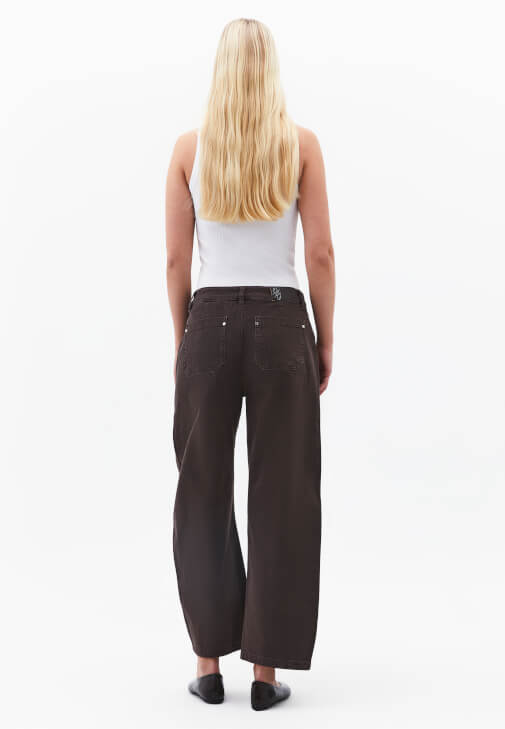 Barrel-Fit Pantolon ve Süet Ceket Kombini