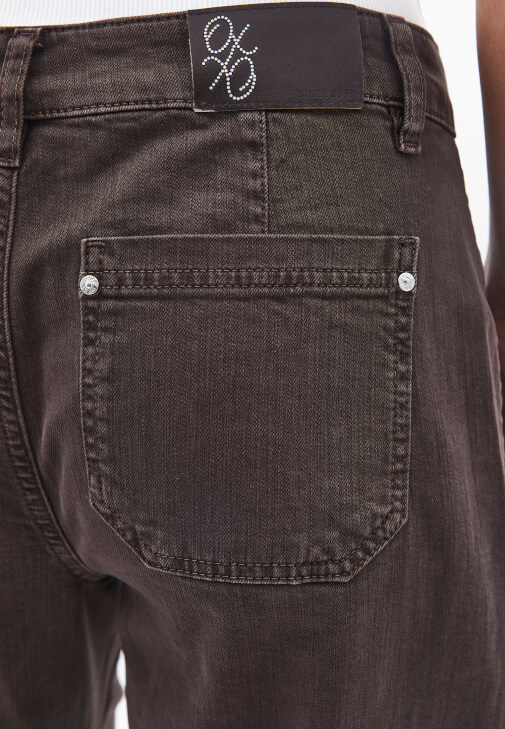 Barrel-Fit Pantolon ve Süet Ceket Kombini