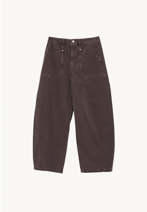 Barrel-Fit Pantolon ve Süet Ceket Kombini