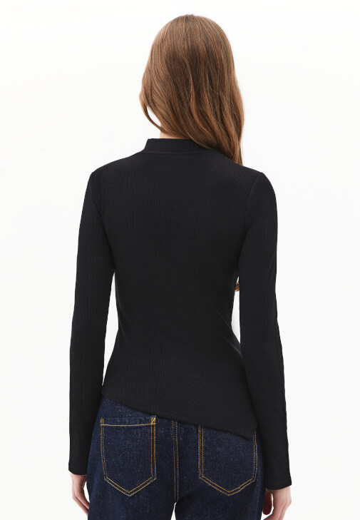 Tişört ve Barrel-Fit Denim Kombini