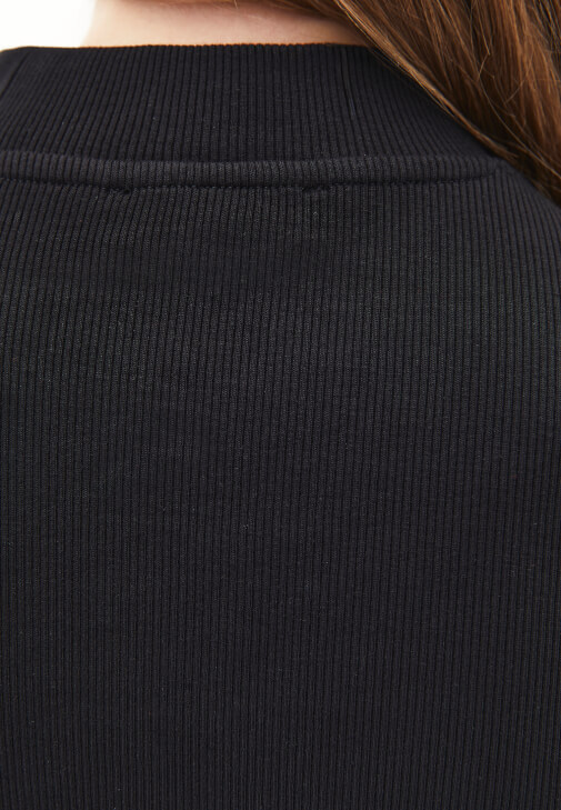 Tişört ve Barrel-Fit Denim Kombini