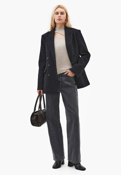  Cut-Out Detaylı Tişört ve Denim Pantolon Kombini