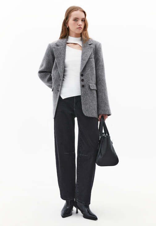  Cut-out Detaylı Tişört ve Orta Bel Denim Kombini