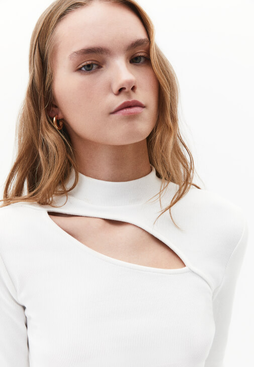 Asimetrik Kesim Tişört ve Pantolon Kombini