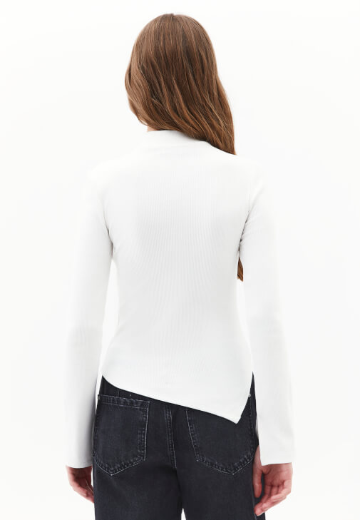 Asimetrik Kesim Tişört ve Pantolon Kombini