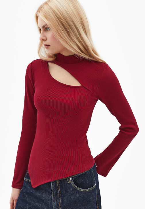 Cut-Out Detaylı Tişört ve Pantolon Kombini