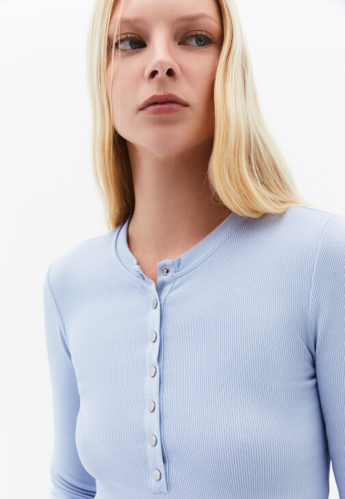 Çıtçıtlı Tişört ve Barrel-Fit Denim Kombini