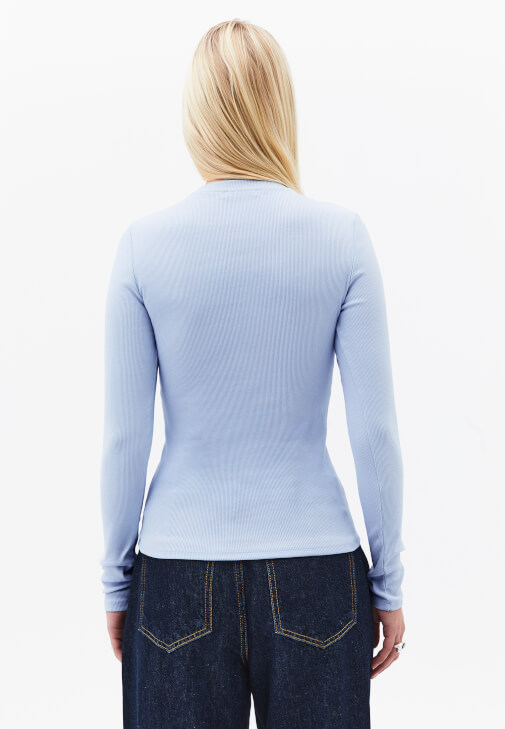 Çıtçıtlı Tişört ve Barrel-Fit Denim Kombini