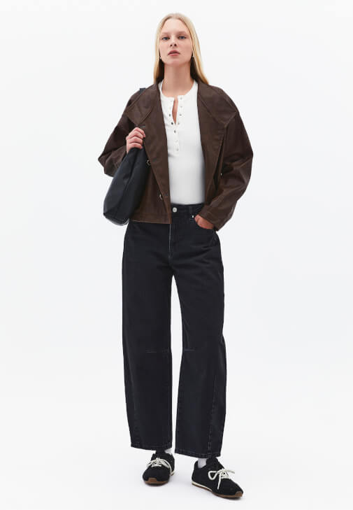 Pamuklu Tişört ve Barrel-Fit Denim Kombini