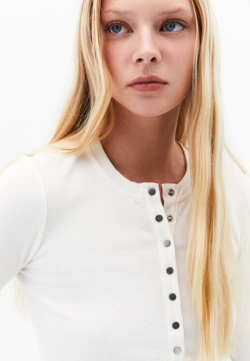 Pamuklu Tişört ve Barrel-Fit Denim Kombini