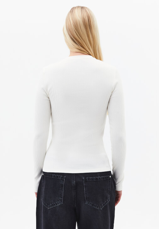 Pamuklu Tişört ve Barrel-Fit Denim Kombini