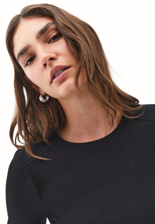 Tişört ve Barrel-Fit Denim Kombini