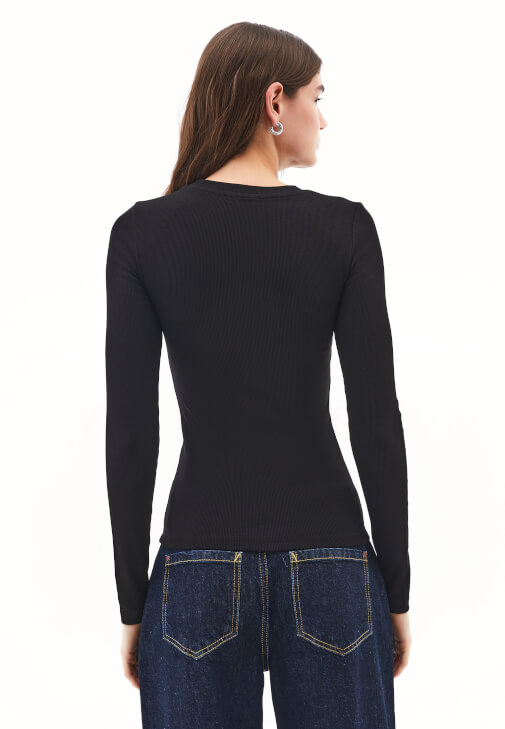 Tişört ve Barrel-Fit Denim Kombini