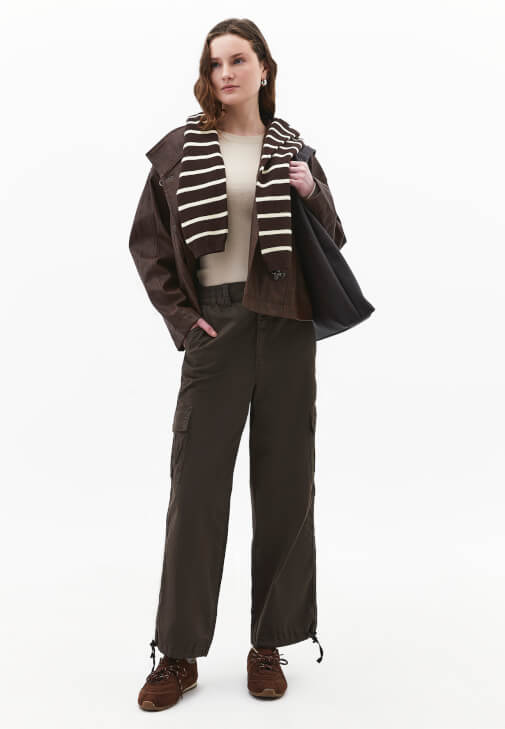  Pamuklu Tişört ve Kargo Cepli Pantolon Kombini