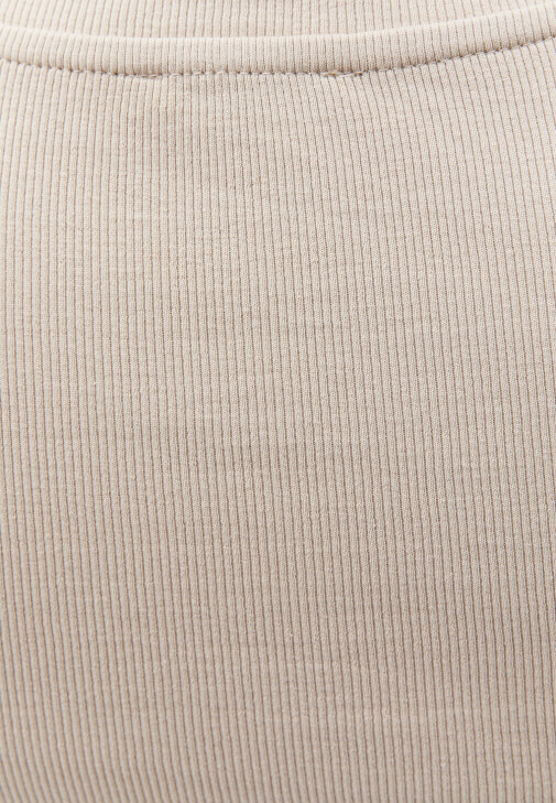 Pamuklu Tişört ve Kargo Cepli Pantolon Kombini