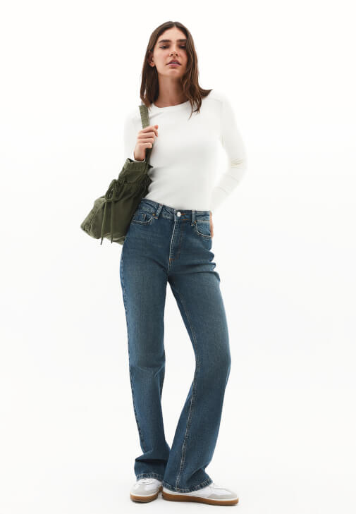  Sıfır Yaka Tişört ve Bootcut Denim Kombini