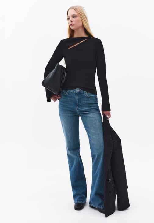 Cut-Out Detaylı Tişört ve Bootcut Denim Kombini