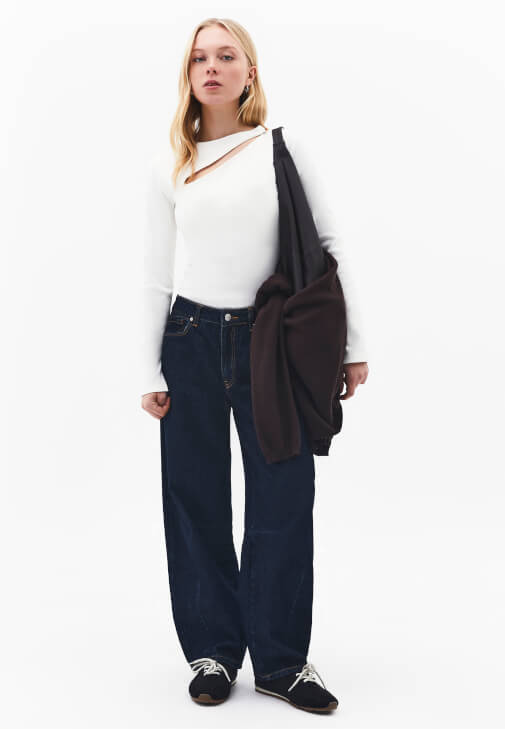 Tişört ve Barrel-Fit Pantolon Kombini