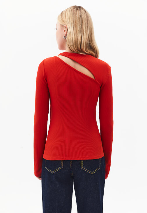 Cut-Out Detaylı Tişört ve Baggy-Fit Denim Kombini