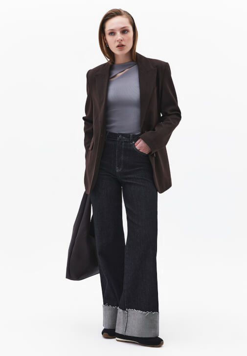  Tişört ve Baggy-Fit Denim Kombini