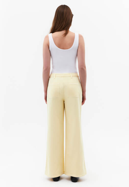 Wide-Leg Pantolon ve U Yaka Atlet Kombini