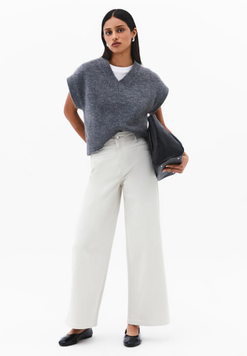  Wide-Leg Pantolon ve Süveter Kombini