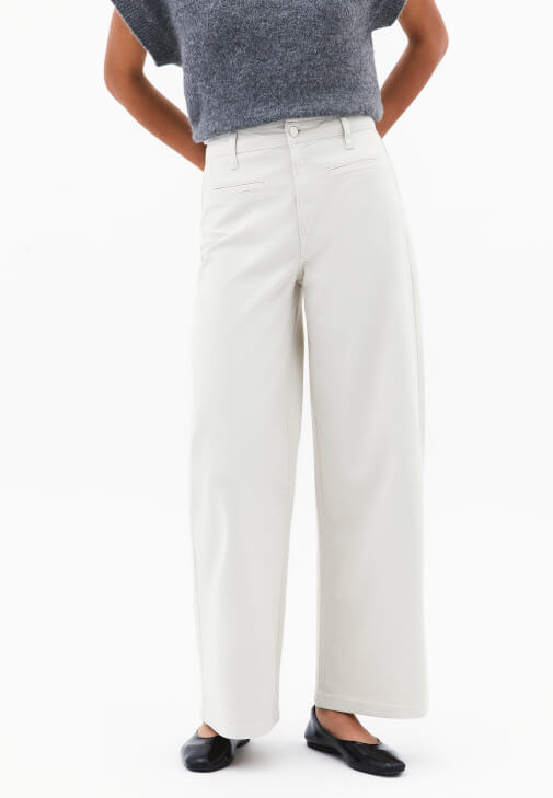 Wide-Leg Pantolon ve Süveter Kombini