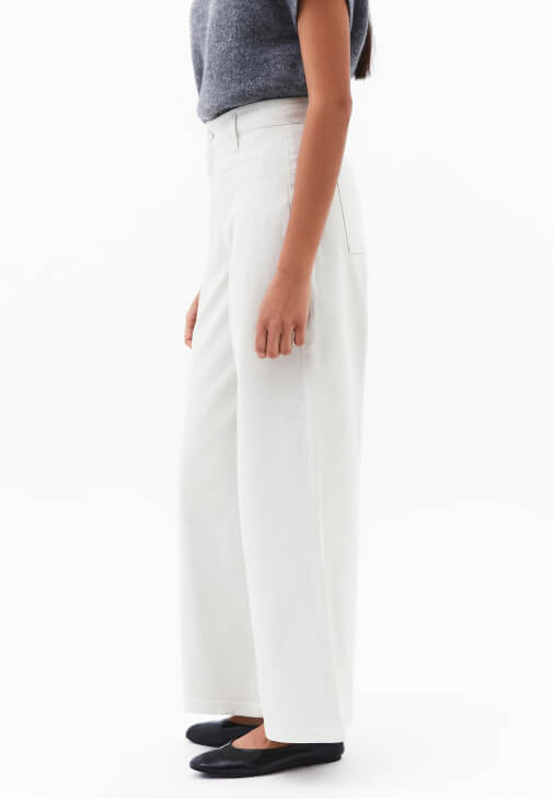 Wide-Leg Pantolon ve Süveter Kombini