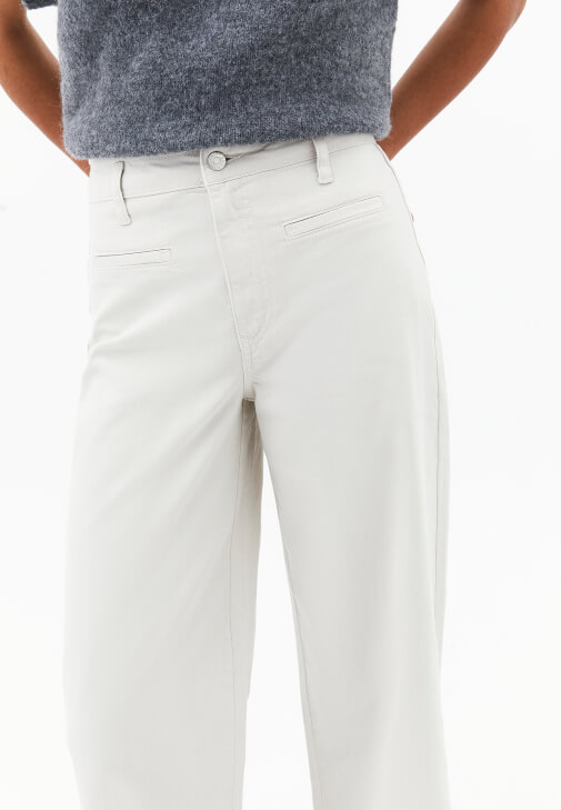 Wide-Leg Pantolon ve Süveter Kombini