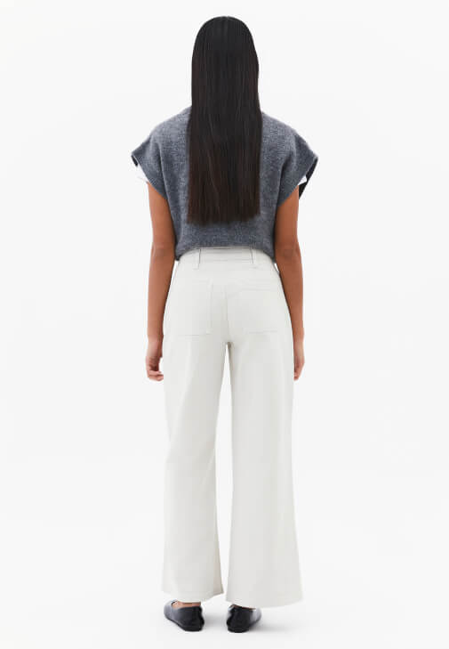 Wide-Leg Pantolon ve Süveter Kombini