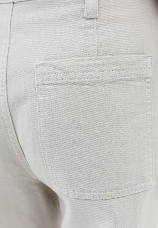 Wide-Leg Pantolon ve Süveter Kombini