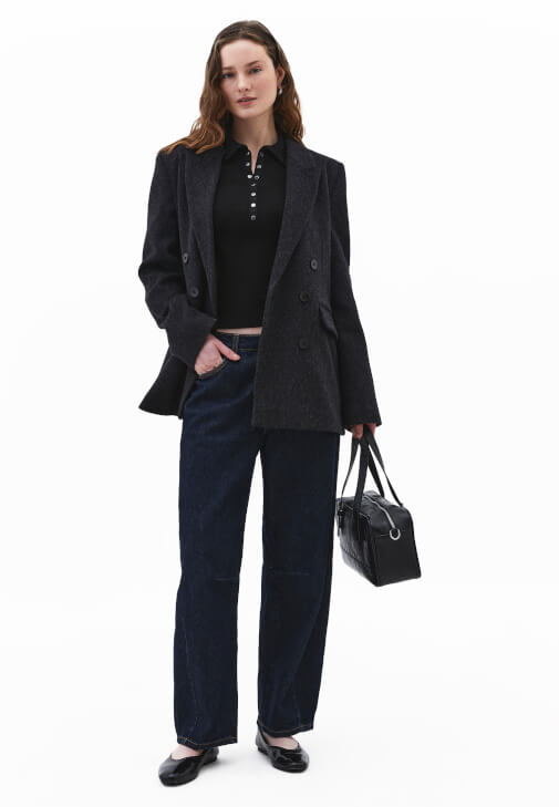  Düğmeli Tişört ve Barrel-Fit Denim Kombini