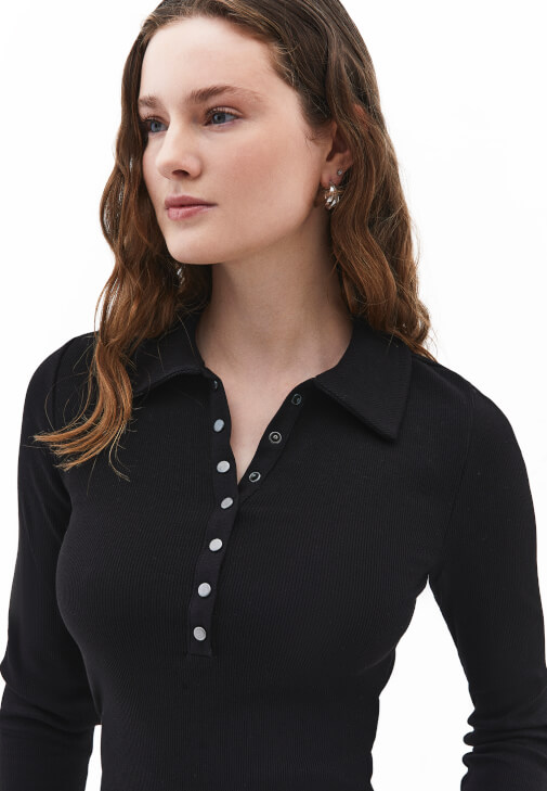 Düğmeli Tişört ve Barrel-Fit Denim Kombini