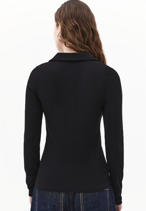 Düğmeli Tişört ve Barrel-Fit Denim Kombini